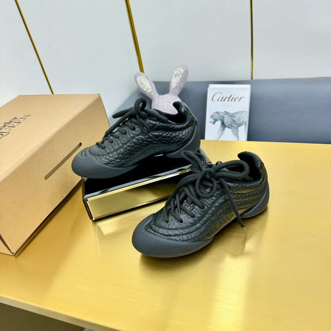 👟👟Ex-factory price 600👟👟 Men's size +10 The latest popular couple model ALEXANDER MCQUEEN/Alexander McQueen 24ss The latest autumn and winter Flexion series retro casual sneakers Original purchase development and production This Flexion Off white tone grain leather low-top sneakers use different sizes of laces and are matched with lightweight segmented soles inspired by anatomy. The reverse skull pattern is embossed on the heel. Fabric: Original customized imported first-layer cowhide. Lining: Customized imported breathable mesh lining. Sole: Original open-molded non-slip TPU material. Size: #women's model 35-40 #men's model 39-45 (custom-made for 45, non-refundable)